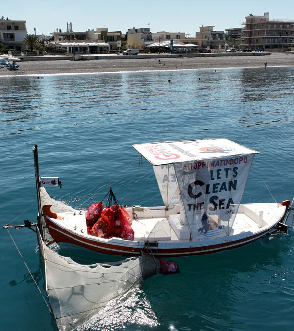 Gboat το ειδικό σκάφος περισυλλογής απορριμμάτων στη θάλασσα του Λουτρακίου